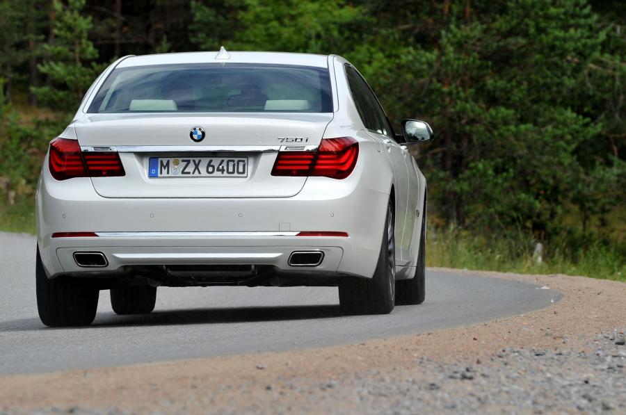  BMW 750i 2013 года  (фото 35 из 56)